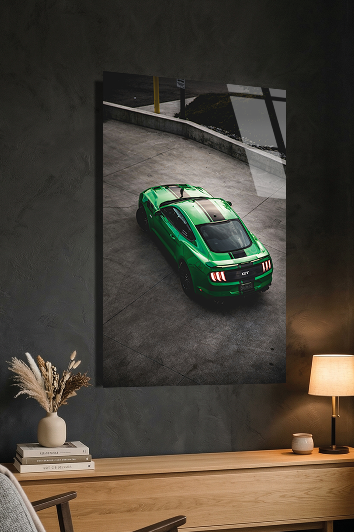 Beton Zeminde Yeşil Mustang GT Araba Cam Tablo