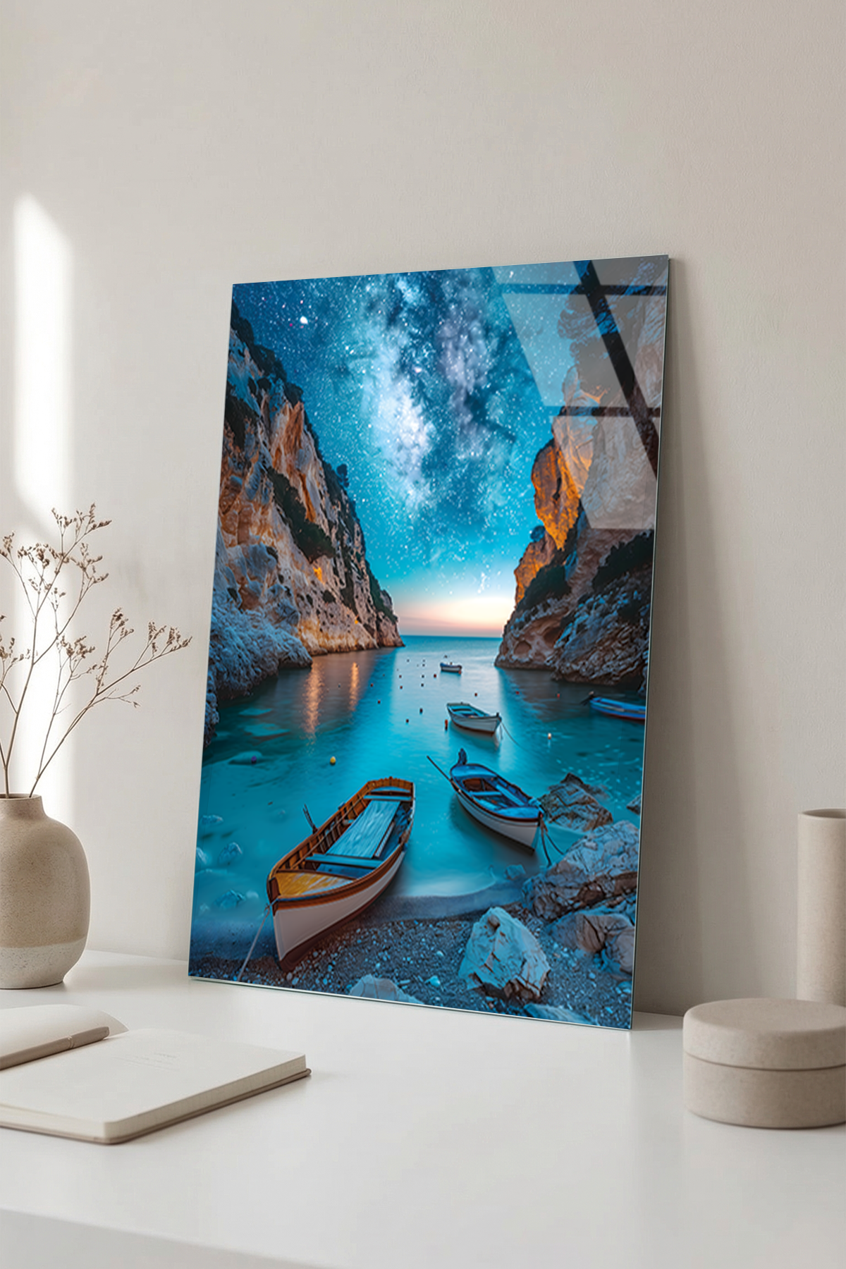 Gece Yıldızlı Gökyüzü ve Tekne Manzaralı Köy Cam Tablo