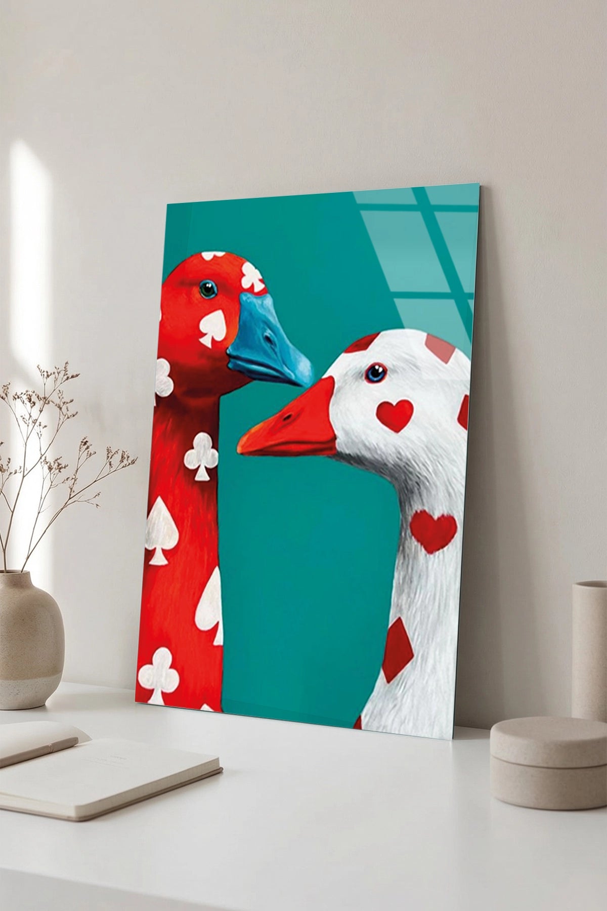 İskambil ve Kalp Desenli Esprili İki Ördek Pop Art Cam Tablo