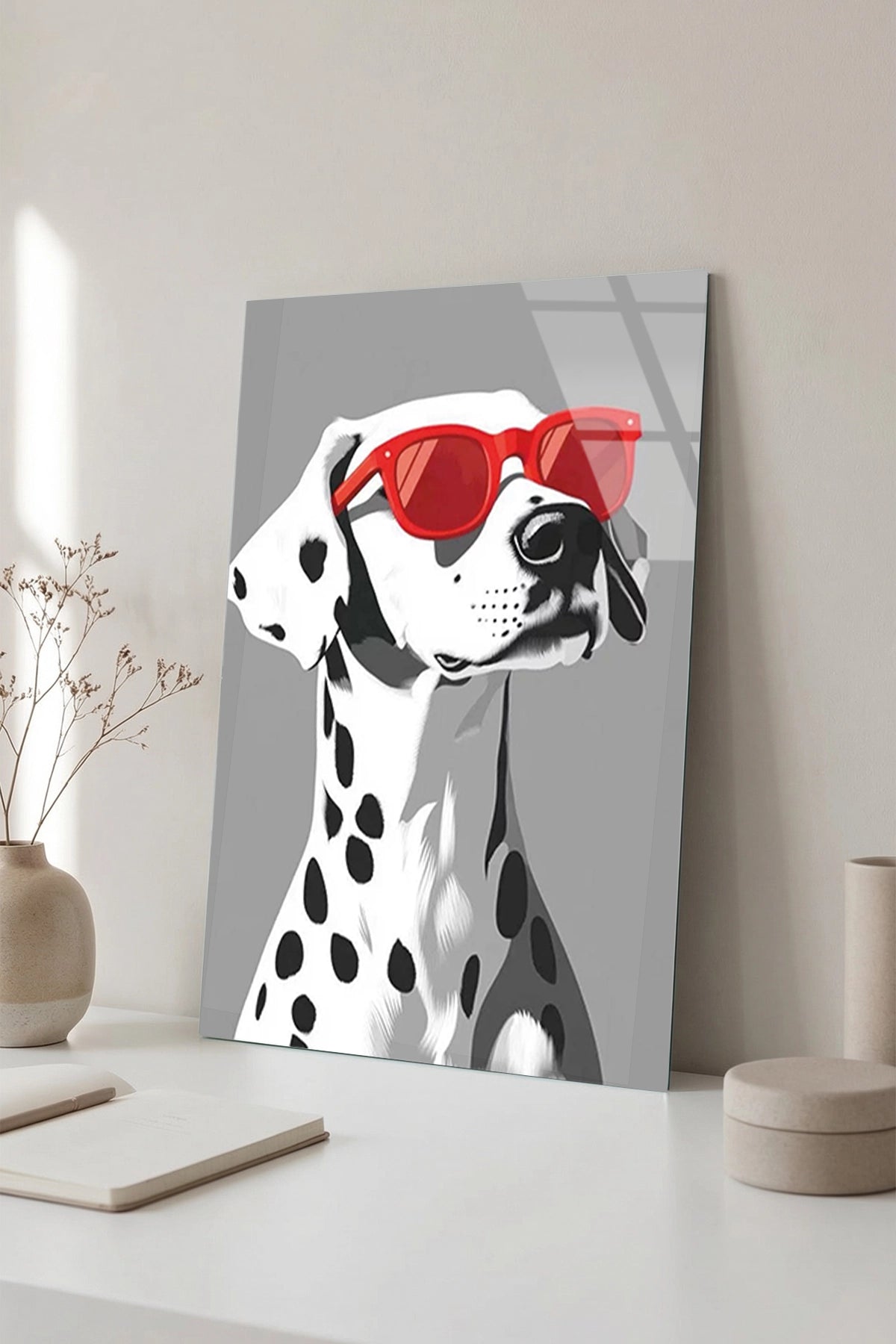 Kırmızı Gözlüklü Minimalist Dalmaçyalı Köpek Portresi Cam Tablo