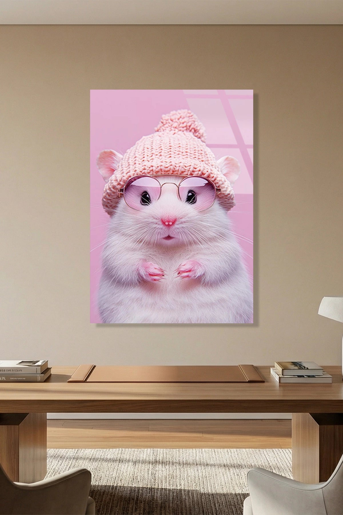 Pembe Gözlüklü ve Şapkalı Sevimli Hamster İllüstrasyonu Cam Tablo