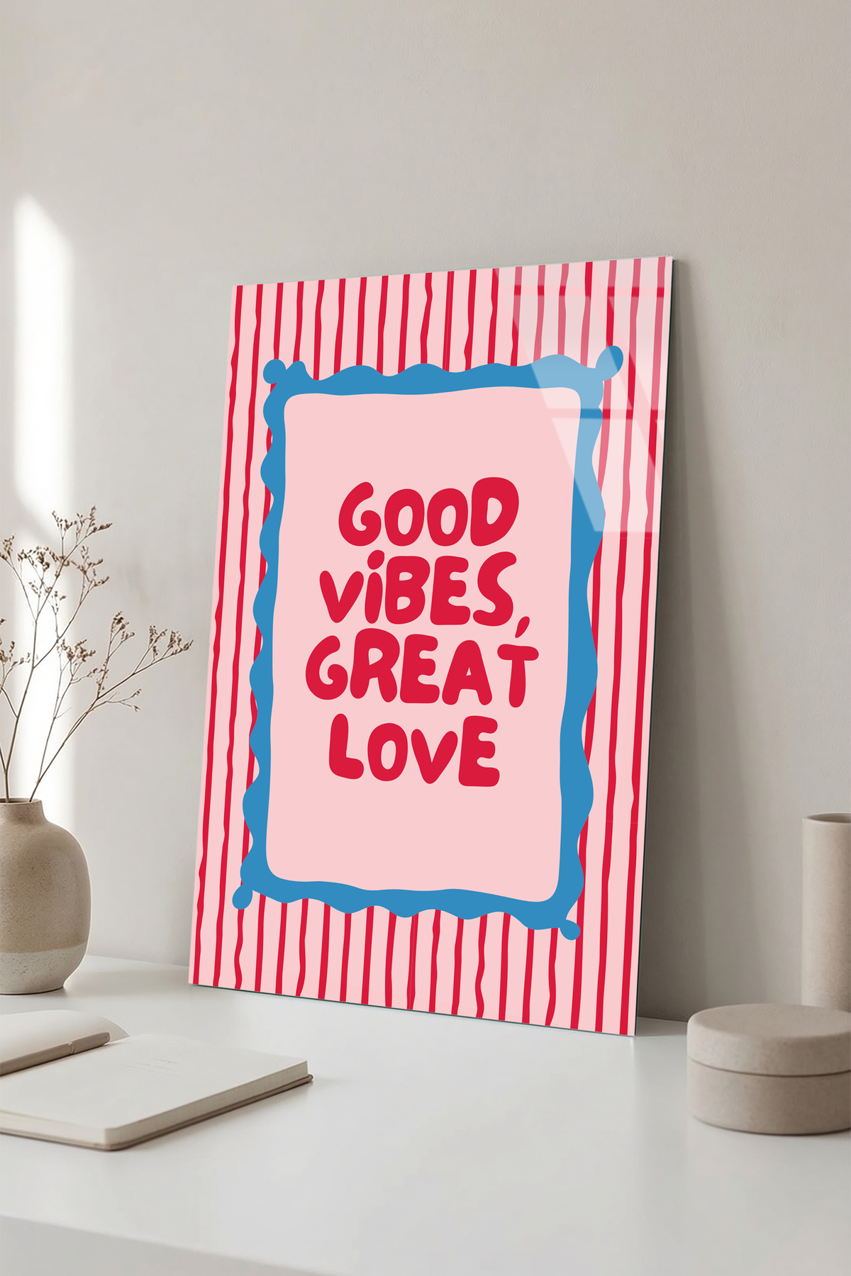 Pembe Mavi "Good Vibes" Tipografik Mottolu Cam Tablo
