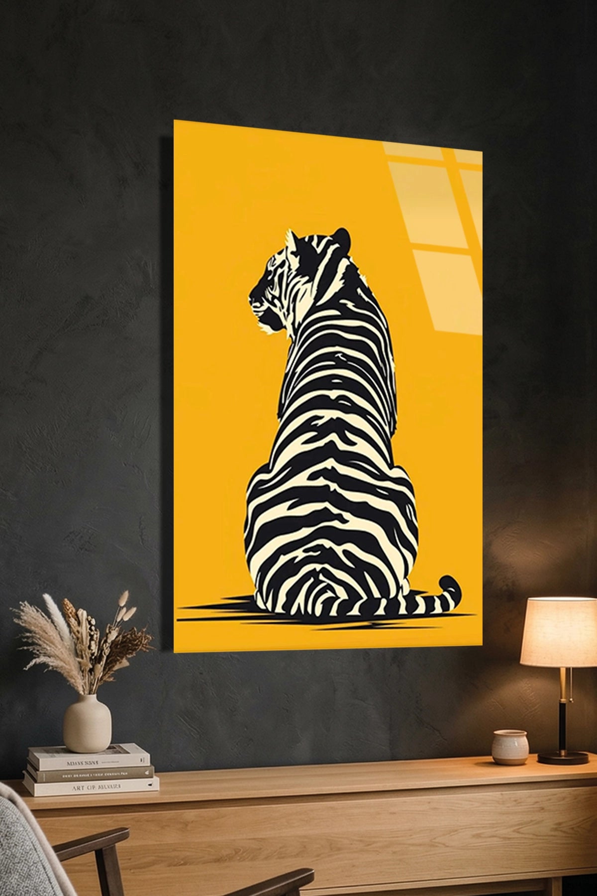 Sarı Arka Planda Minimalist Siyah Beyaz Kaplan Sırtta Profil Cam Tablo