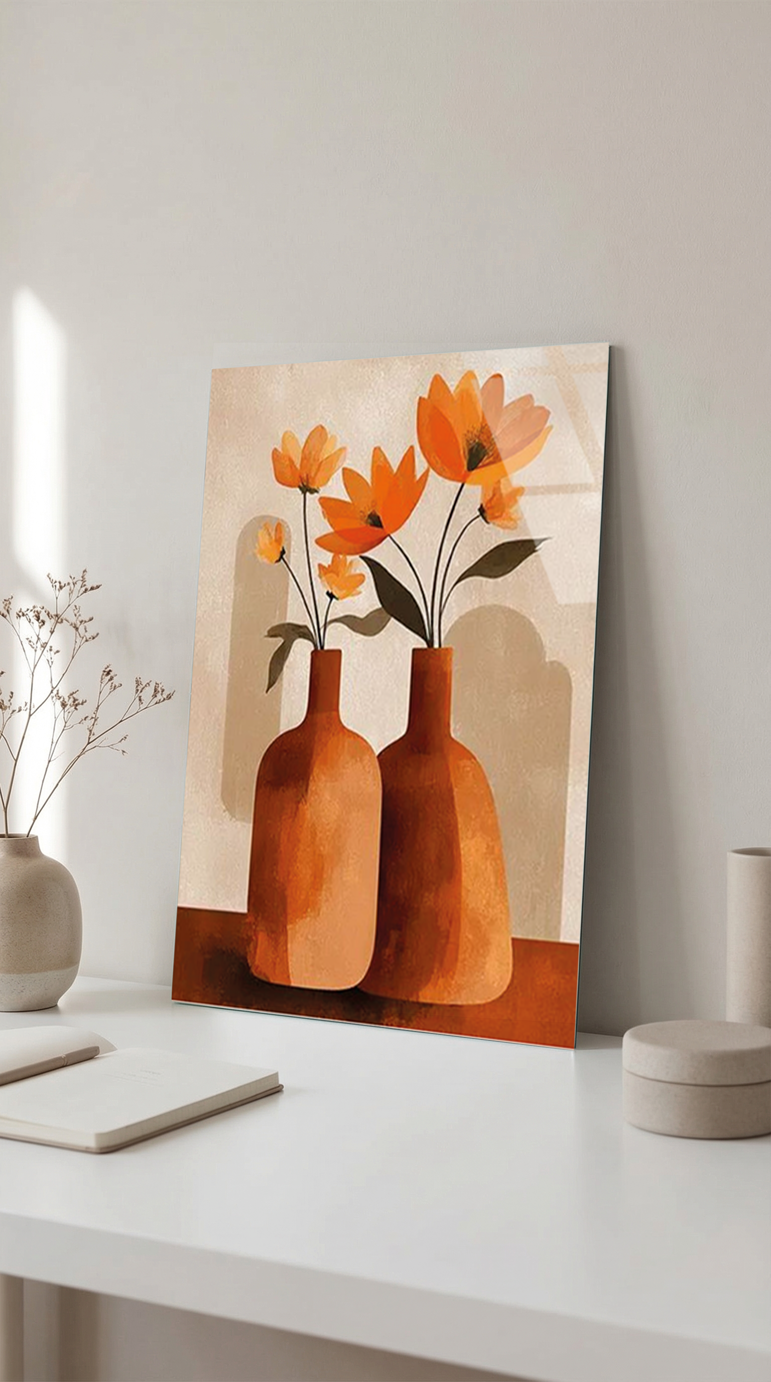 Turuncu Çiçekli ve Toprak Tonlu Vazo Cam Tablo – Oda Dekor Detayı